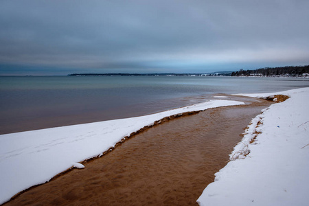 小流, 两边都有雪, 通向大海