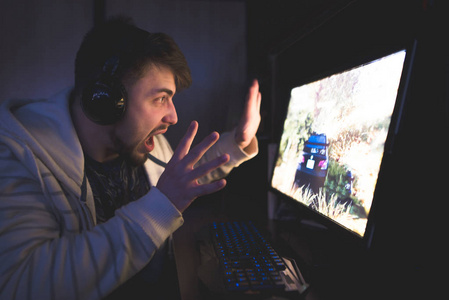 年轻人游戏图片