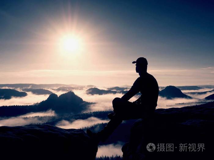 蓝色滤光镜的照片.在追寻到 mis 的男人