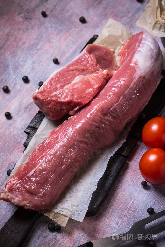 全猪肉里脊肉在古董木板上