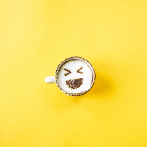 emoji 表情的笑声是在一杯卡布奇诺咖啡上画的.情感在社会网络概念.