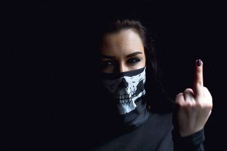 美丽有冲劲的女人在黑暗的背景.