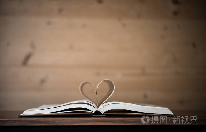 一本书的书页形成了心的形状爱情理念