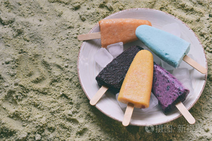 自制的各式风味和冷冻酸奶或冰淇淋的颜色从水果。夏天的冰甜点。健康食品。复制空间