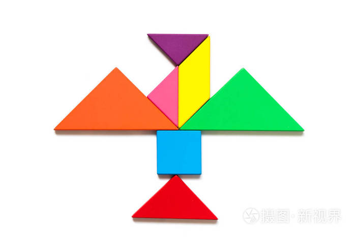 彩色木七巧板拼图在白色背景下的飞鸟形状