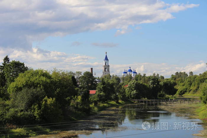 Voskresensky 大教堂之间的夏季绿树, 附近的河流对蓝天, 城市的大骨节病, Tver 地区