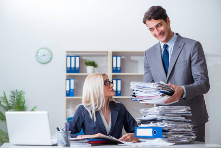 秘书助理老板给他的助理秘书带来额外的工作照片