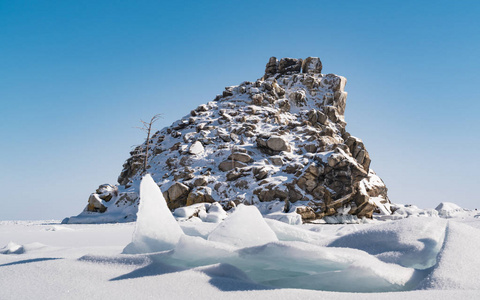 雪中冻结贝加尔湖小岩石岛盖