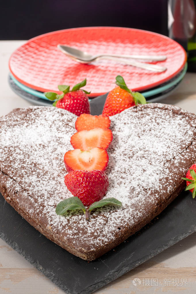 草莓心形巧克力蛋糕