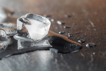 在平板上融化的冰照片