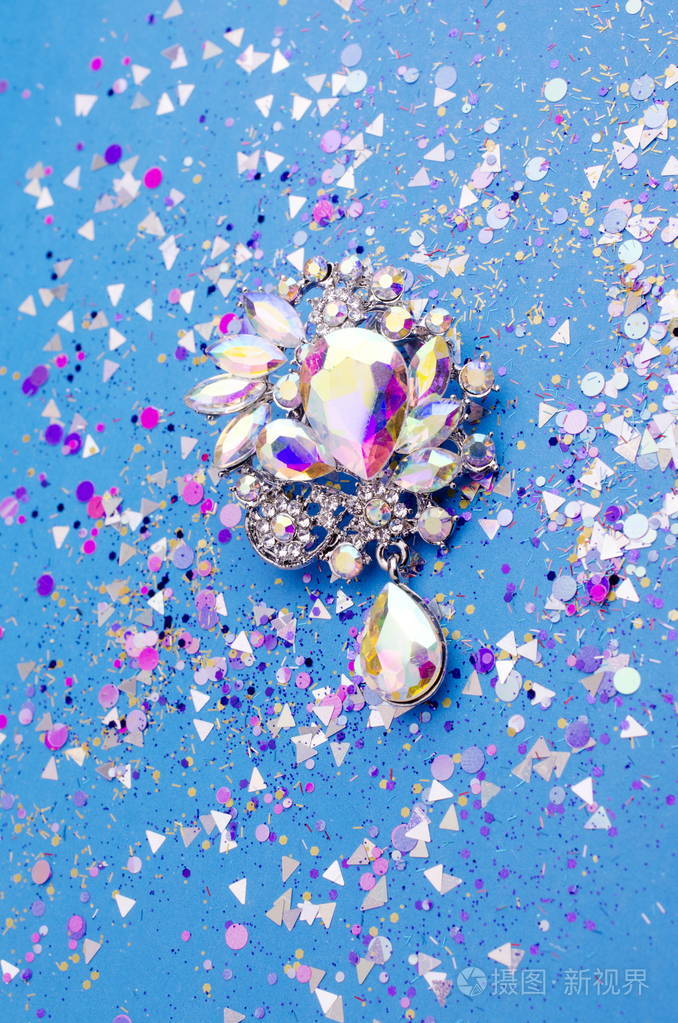 蓝色背景亮片的彩色水晶胸针