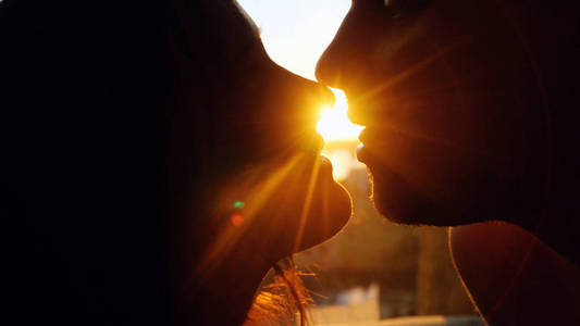 年轻的爱的初吻照片