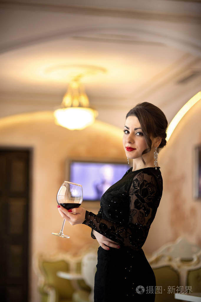 漂亮的女孩喝酒照片-正版商用图片0o4o8d-摄图新视界