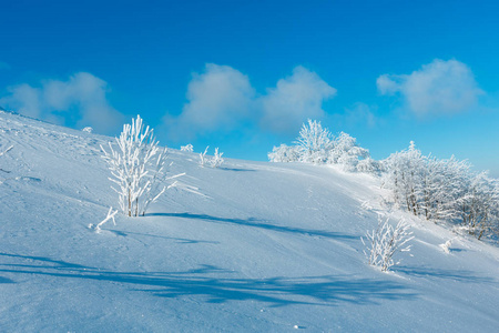 冬天山下雪的风景