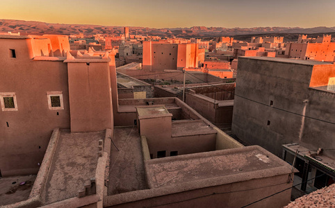 传统的摩洛哥建筑由粘土制成的土坯砖