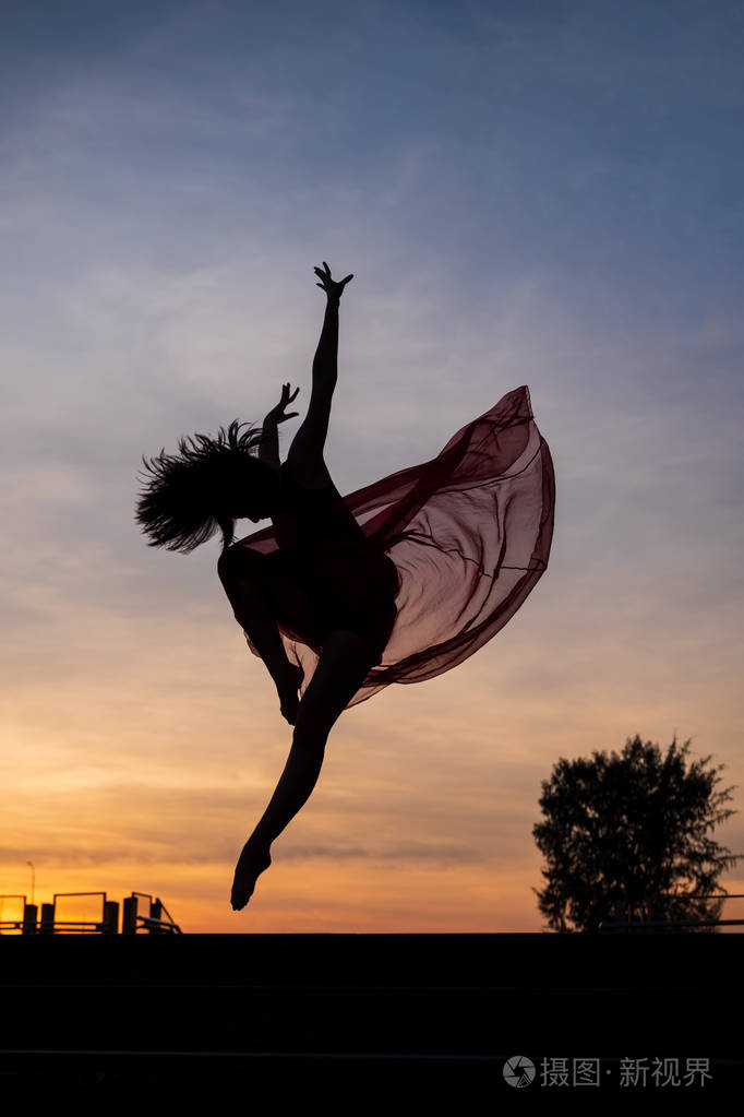 在城市跳芭蕾舞的优雅芭蕾舞蹈家女人