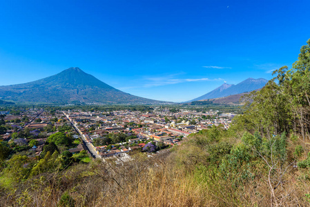 圣克鲁斯从山到老历史名城安提瓜和在危地马拉玛雅高地火山的观点