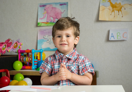 孩子在幼儿园或幼儿园玩耍和画画。有趣的小男孩在教室里。学校与教育理念