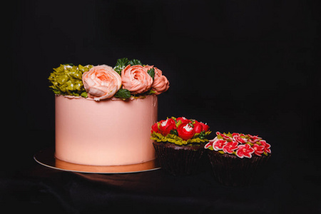 用花装饰的蛋糕