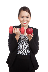 年轻的亚洲业务女人红苹果与哑铃