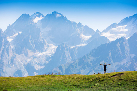 快乐的徒步旅行者，享受着那景色。高加索山脉