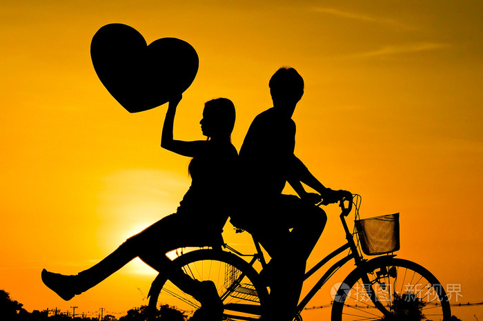 一个男人和一个骑自行车的女子的身影