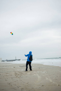 清晨冲浪训练用降落伞靠近海边