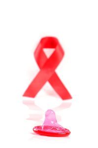 艾滋病丝带和避孕套