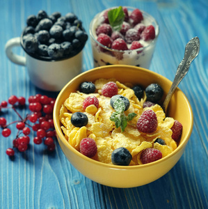 健康的早餐。玉米片, 树莓, 蓝莓和燕麦酸奶和浆果
