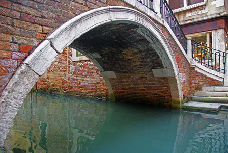 在威尼斯的运河大桥