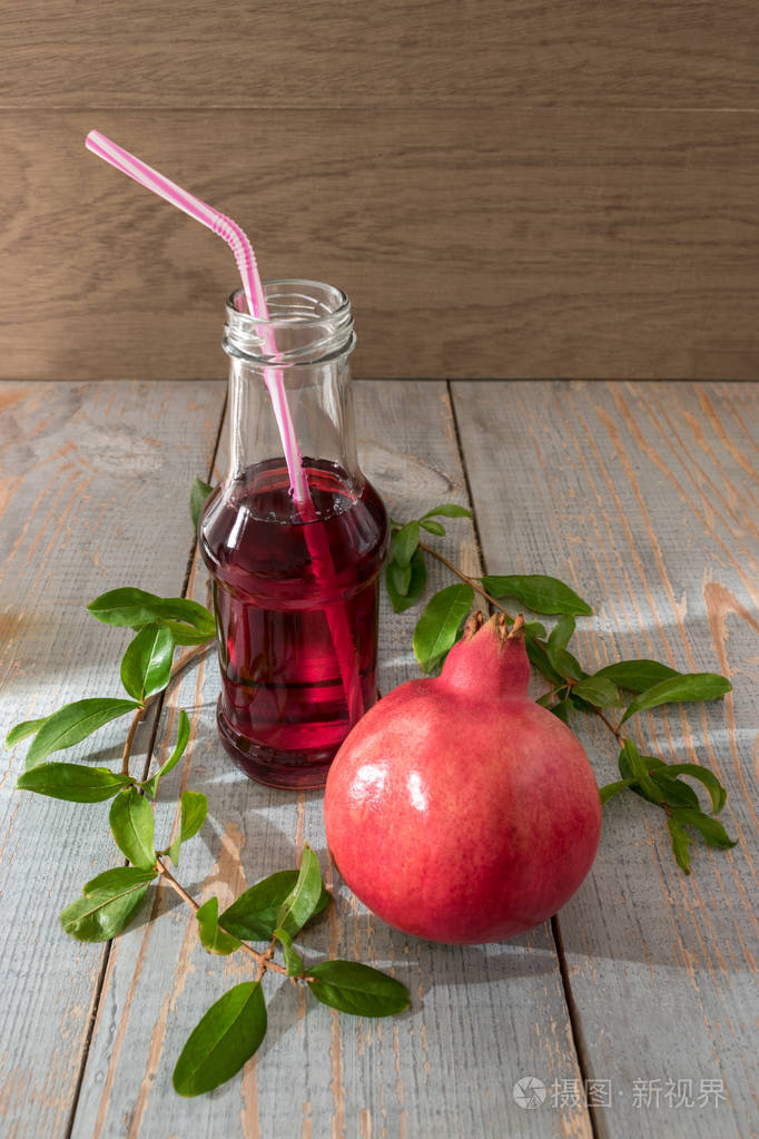 红管石榴玻璃罐中的天然石榴汁