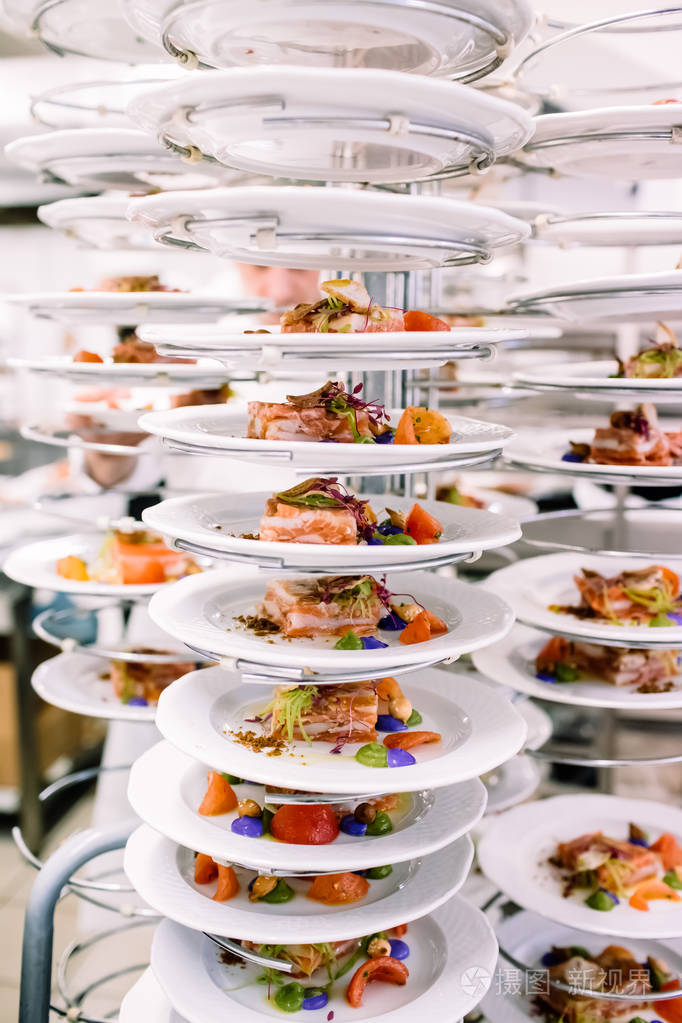 高级菜许多盘子的开胃菜为宴会
