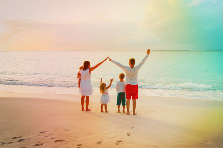 快乐的家庭与孩子玩耍, 有乐趣在日落, 育儿照片