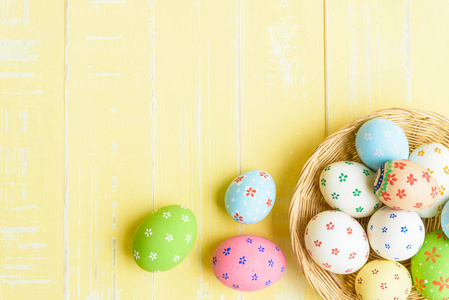 复活节快乐五颜六色的复活节彩蛋在巢与红丝带