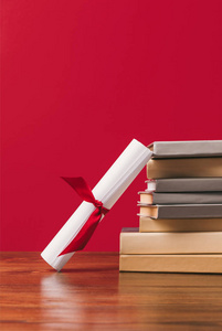 关于红色的书籍和文凭的裁剪视图