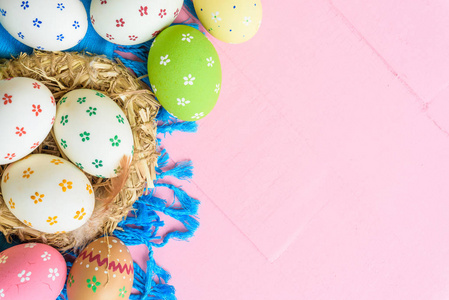 复活节快乐五颜六色的复活节彩蛋在巢与纸星