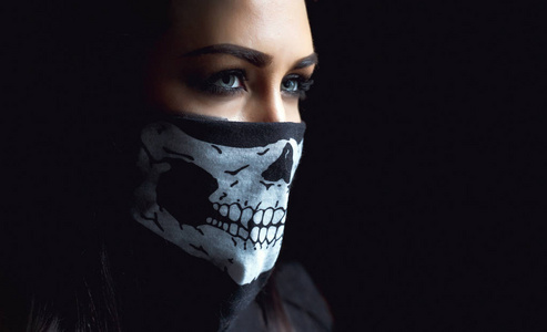 美丽有冲劲的女人在黑暗的背景.