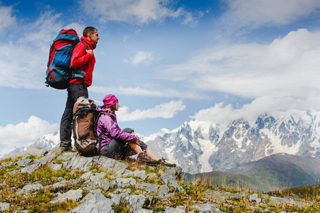 小两口背着背包在山里徒步旅行和享受着山谷的景色