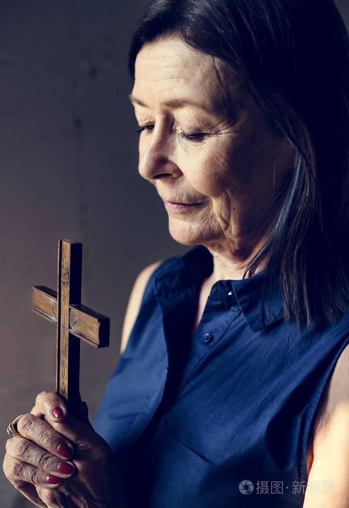 基督徒妇女祈祷相信