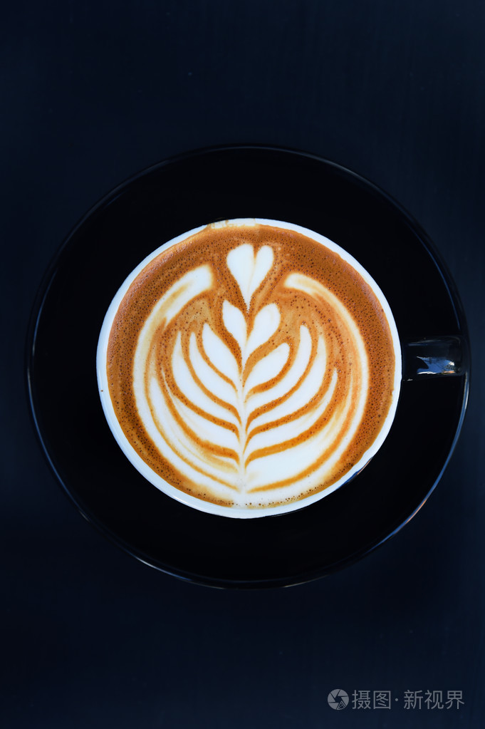 一杯拿铁艺术咖啡