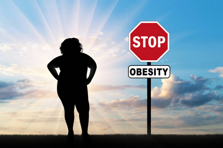 胖女人和停止肥胖的标志图片