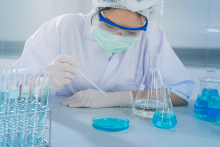 亚洲女科学家与试管制作研究在临床实验室.