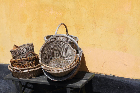 园丁或食品老式篮子在浪漫的老农村农庄复古静物与橙色墙壁背景