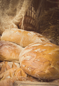 老式的照片，新鲜出炉的传统面包的黑麦面包对失速