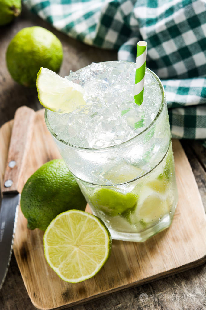 caipirinha鸡尾酒在木桌背景玻璃上