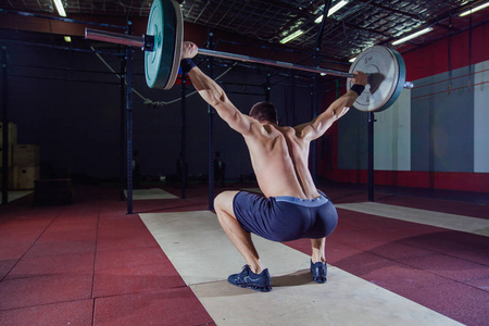 运动的人执行开销蹲在健身房复合 crossfit 的高杠铃, 高绩效运动员积极生活方式举重健美。Crossfit 风格, dea