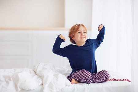 活泼的小男孩,在早上醒来照片