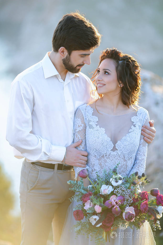 新娘和新郎在户外婚礼上摆姿势 photosession