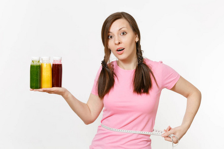 妇女持有一排绿色, 红色, 黄色的排毒果汁在瓶子里, 测量磁带隔离在白色的背景。适当的营养, 素食饮料, 健康的生活方式, 节食