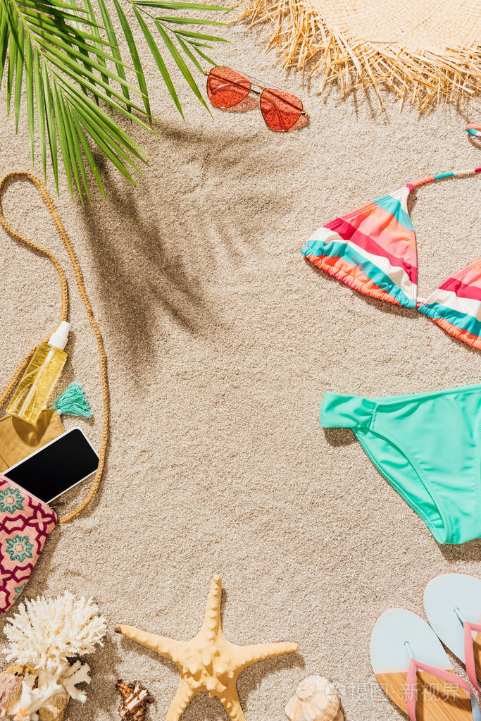 沙滩上的比基尼和饰物的顶级视图